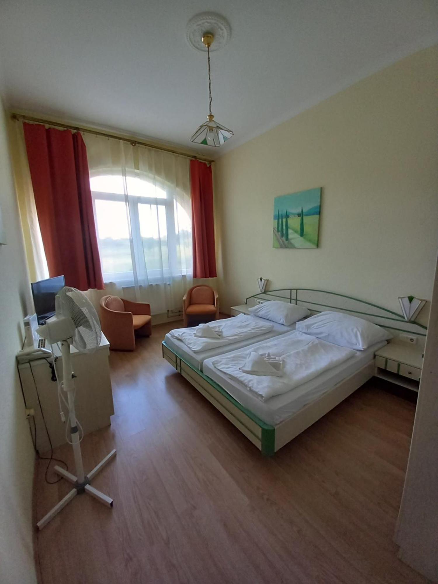 Hotel Familia Zamárdi Habitación foto